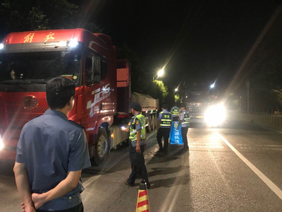 县交通运输局多管齐下铁拳治理超限超载 查处超限超载649宗!处罚源头企业4家15宗! 12月10日起我县将启动普通公路非现场治超执法工作